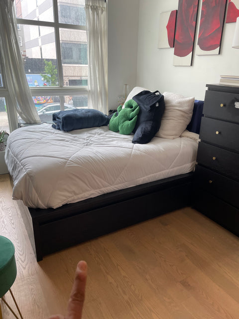Solid Queen Bedframe with 4 Drawers, 70x90"