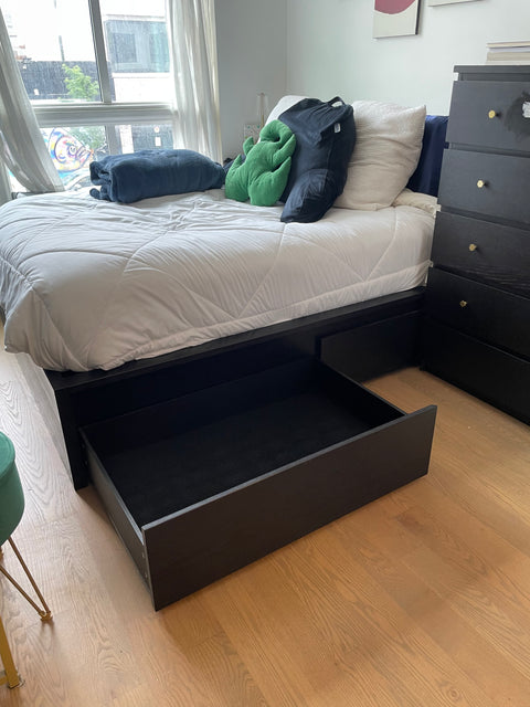 Solid Queen Bedframe with 4 Drawers, 70x90"