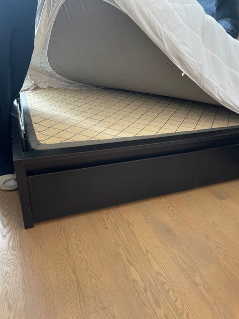 Solid Queen Bedframe with 4 Drawers, 70x90"