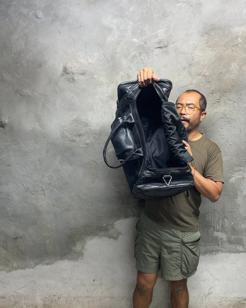 Vintage-y Leather Duffel Bag to Rob a Bank With