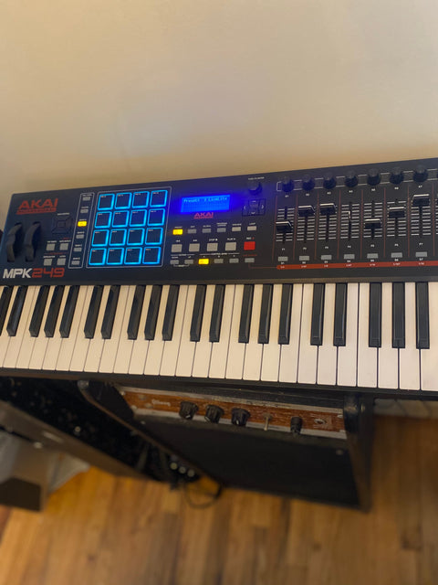 Akai MPK 249, Works & Comes With Power Cable
